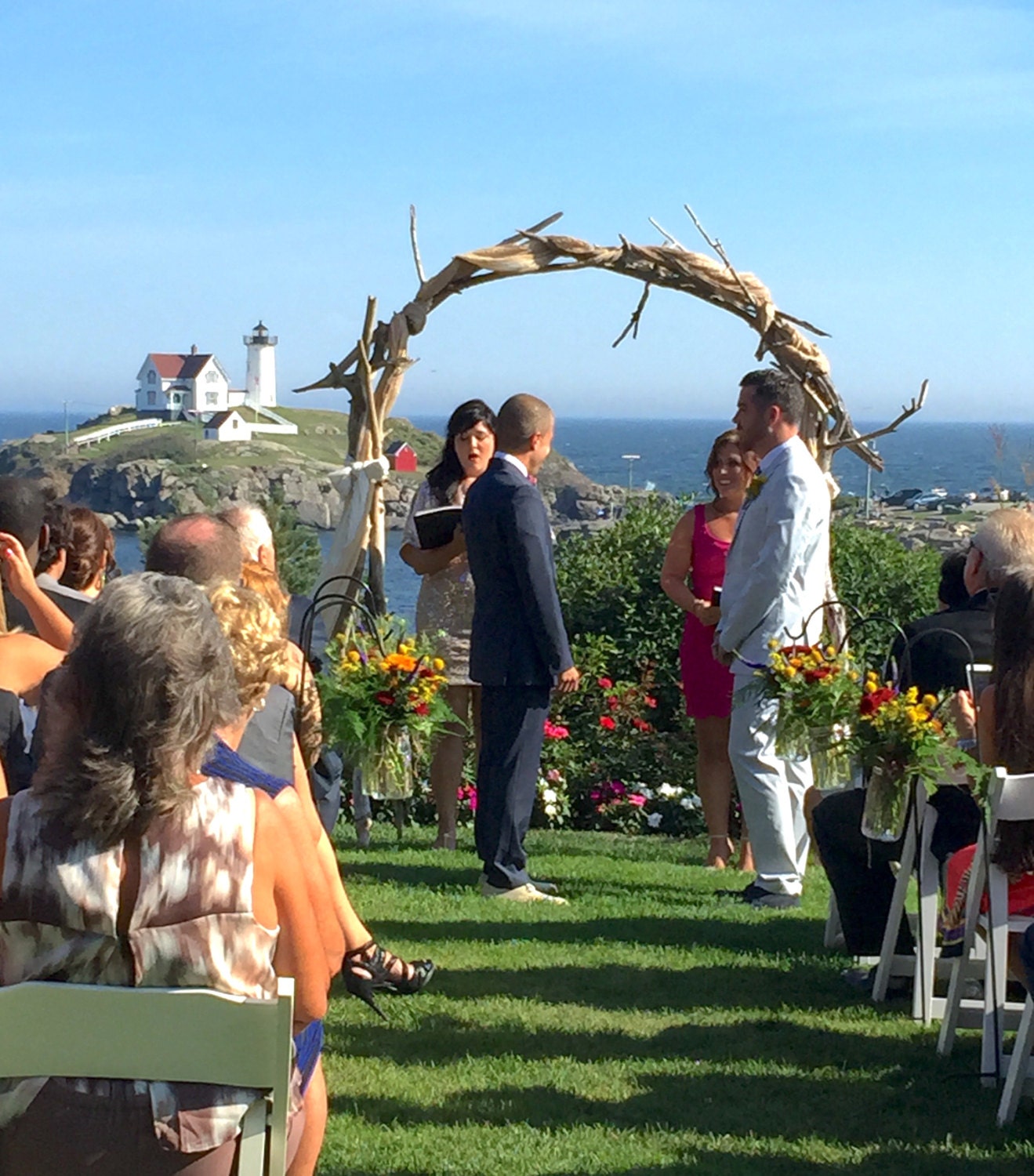 Chic Driftwood Wedding Arch - Curved Self-Standing Design for Unforgettable Ceremonies